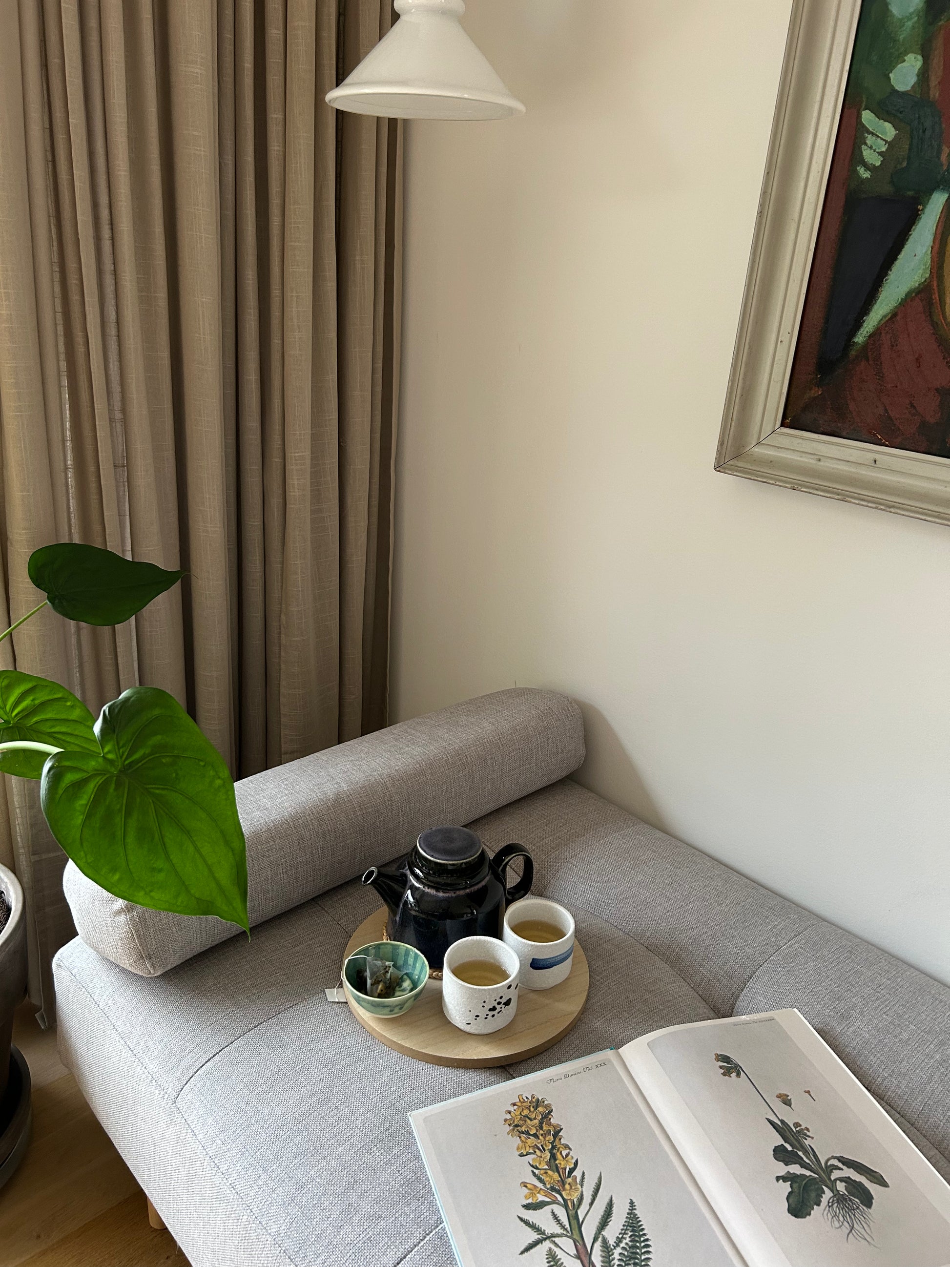 Kobe og Sapporo keramik kopper stående på en bakke med en tekande i en sofa. Komorebi Studio.
