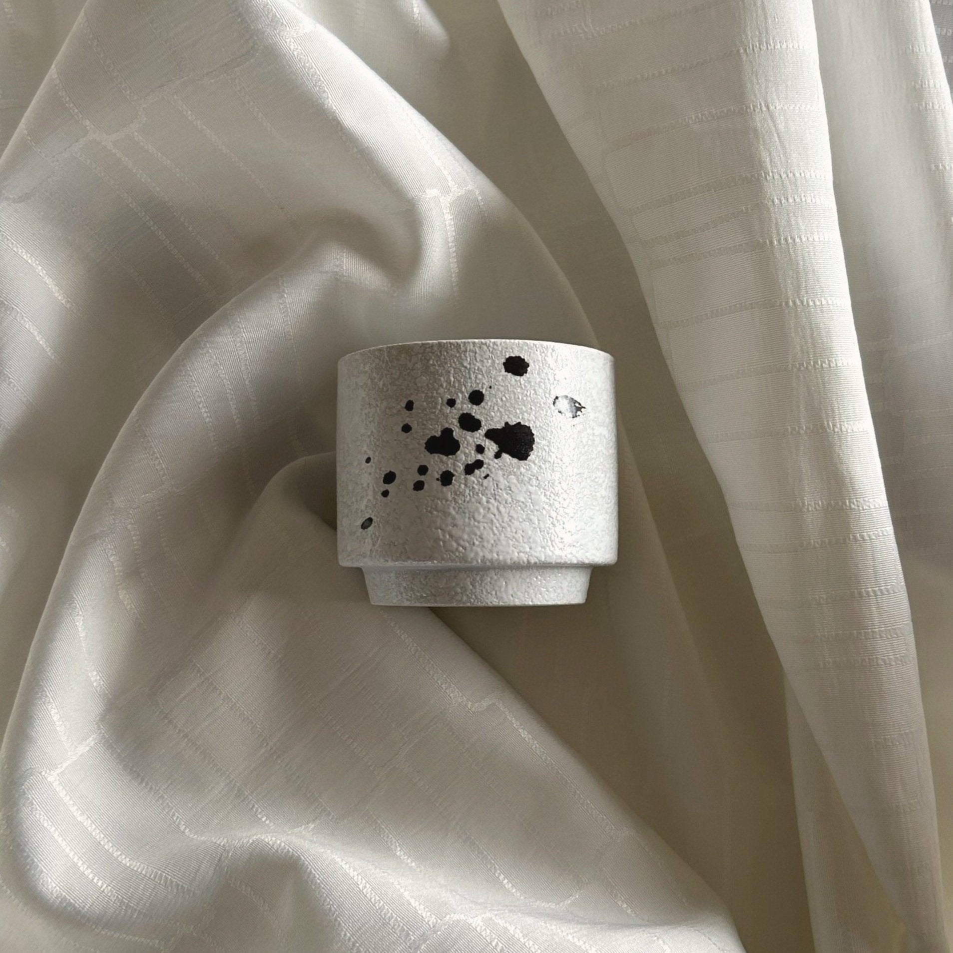 Oplev elegance og moderne design med 'Sapporo' Keramik Koppen, der fremviser en unik japandi-stil med sofistikerede sorte prikker på en cremet baggrund. Denne kop kombinerer det bedste fra japansk og skandinavisk design og tilbyder en æstetisk tiltalende oplevelse, perfekt for dem, der søger stil og funktionalitet i hverdagens drikkeritualer. Komerebi Studio.